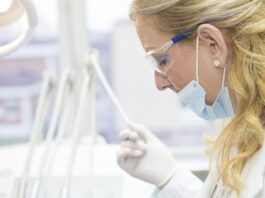 Co dentysta robi z wyrwanym zębem?