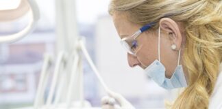 Co dentysta robi z wyrwanym zębem?