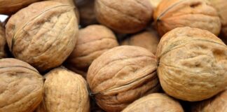 Jaka woda obniża kwas moczowy?