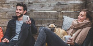 Czy pies może spać pod kołdrą?