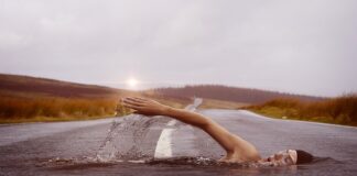 Czy pływanie jest dobre na biodra?